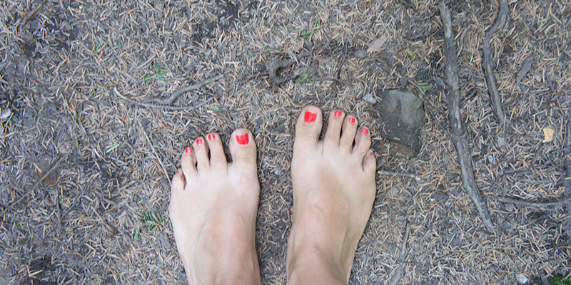 Bare feet in the woods - foxwalking